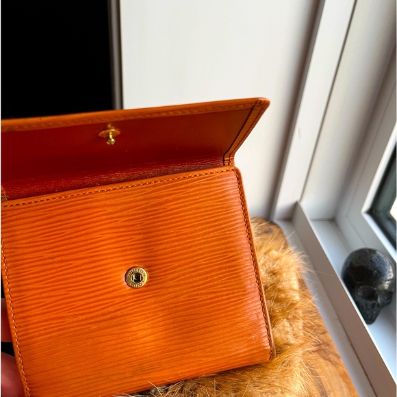 Vintage Louis Vuitton Caramel Epi Leather Men’s Wallet - Picture 5 of 10